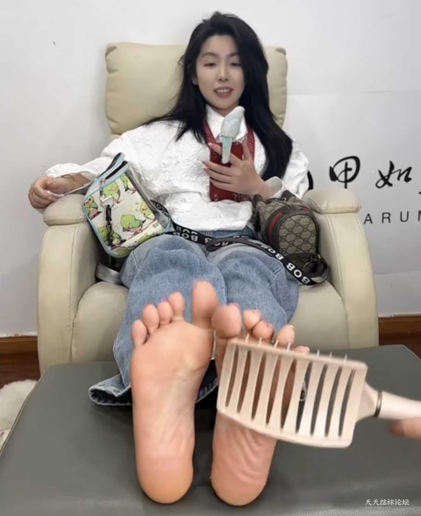 甲如定拍御姐小姐姐近距离拍脚挠脚抹油，表情可爱88p 6v
