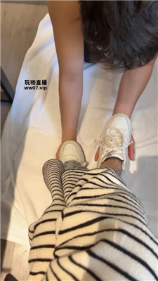 【芷涵】小白鞋船袜玩贱奴
