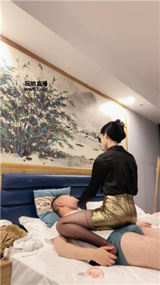 【婉儿】黑丝美腿踩老板奴【双视角版】