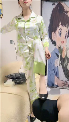 【嘤嘤嘤】居家女神玩虐脚下奴