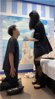 【王哥】时尚小妹脏鞋强迫舔-抽耳光
