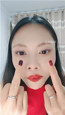【诗诗】怼脸盯口水中指羞辱    251103-17BP