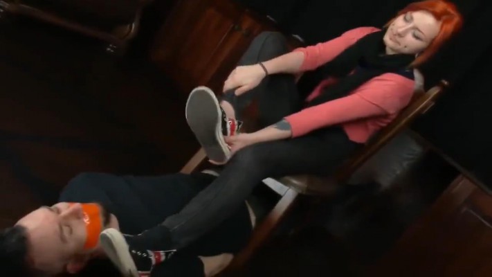 红发美女帆布鞋裸足美脚强迫狗奴闻脚臭玉足深喉  JS251105~3BP