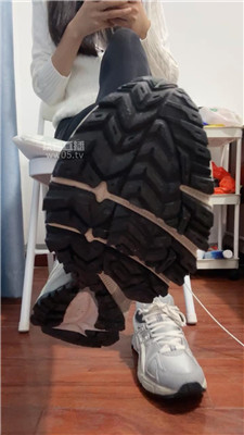 【Supp】爬进来给主人运动鞋磕头    251107-1BP