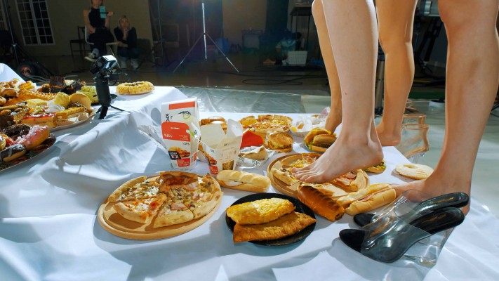 （自购）两位美女光脚、高跟渔网袜踩一大堆食物 JS251110~11BP