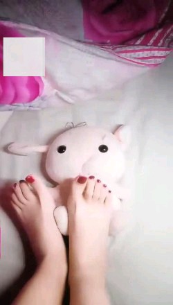 【调教视频】【00后晴晴女王】裸足口水踩踏强制全家虐废你们