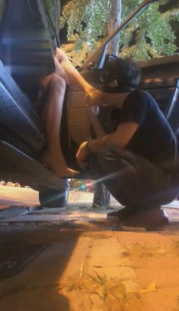 【调教视频】歌迪丝路边调狗