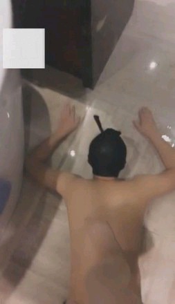 【调教视频】【宝爷li】浴缸窒息捡水果＋舔脚丝番茄酱