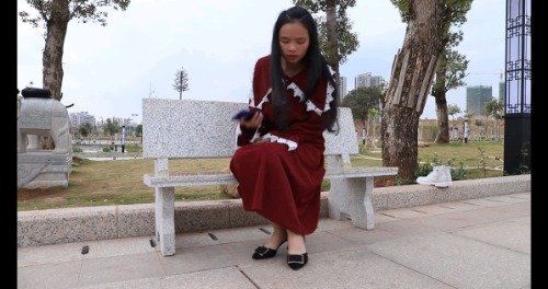 【南国足艺】小美公园展示高跟美脚，男朋友在旁边看