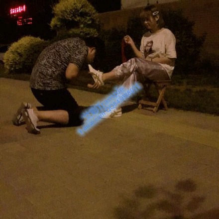 【调教视频】【冰冰女王s】户外:口水暴力耳光 舔脏鞋