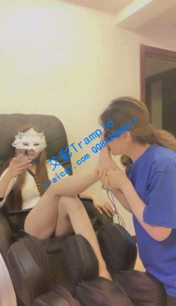 【调教视频】【妆主大大】生气，母狗伺候