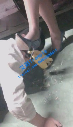 【调教视频】【女S-黛嘉】停车场虐狗喂食