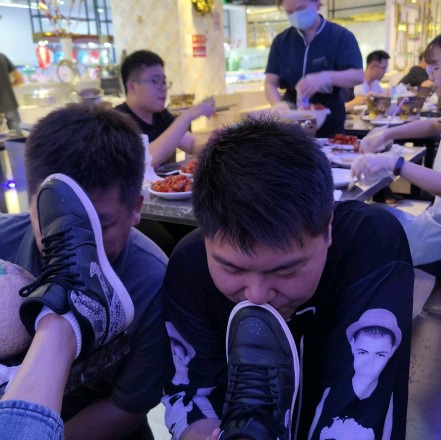 扎扎大人S餐厅当场调教两只奴一点不避讳服务员和旁观者