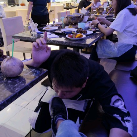 扎扎大人在餐厅跪舔视无旁人