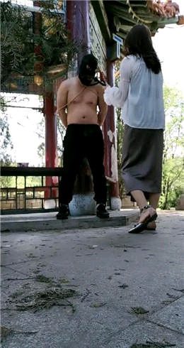 魔琴S剧情捉住偷丝袜的贼