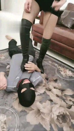 萱萱S女蒂】羞辱最贱的畜牲