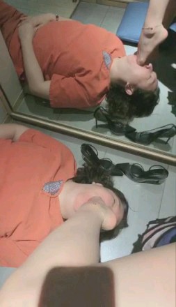 歌迪丝S带女奴如厕调