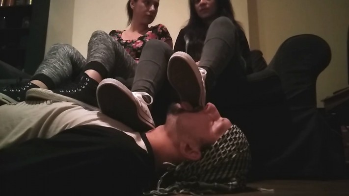 双美女帆布鞋白袜黑棉袜踩脸吸味闻脚踩脖子踩踏  JS260321~4BP