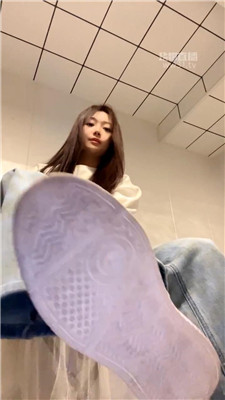 【萱萱子】牛仔裤白棉袜炸J    260331-32BP