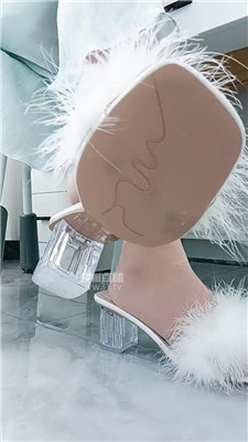 【依甜】脚奴爬过来舔脚    260402-31BP