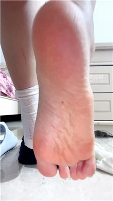 【敢敢】白袜裸足偷窥视角    260410-2BP