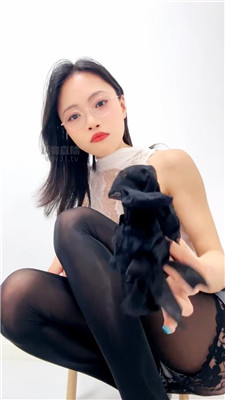 【诗诗】老板你怎么在桌底偷闻我袜子    260508-43BP