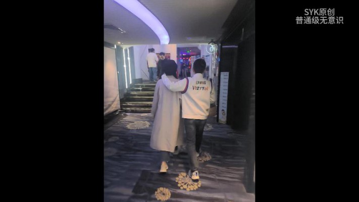 B1023 - 无意识情侣小姐姐运动鞋无视踩全手+手臂 bf63776BP