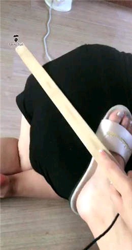 一纸旧人香S母G舔脚